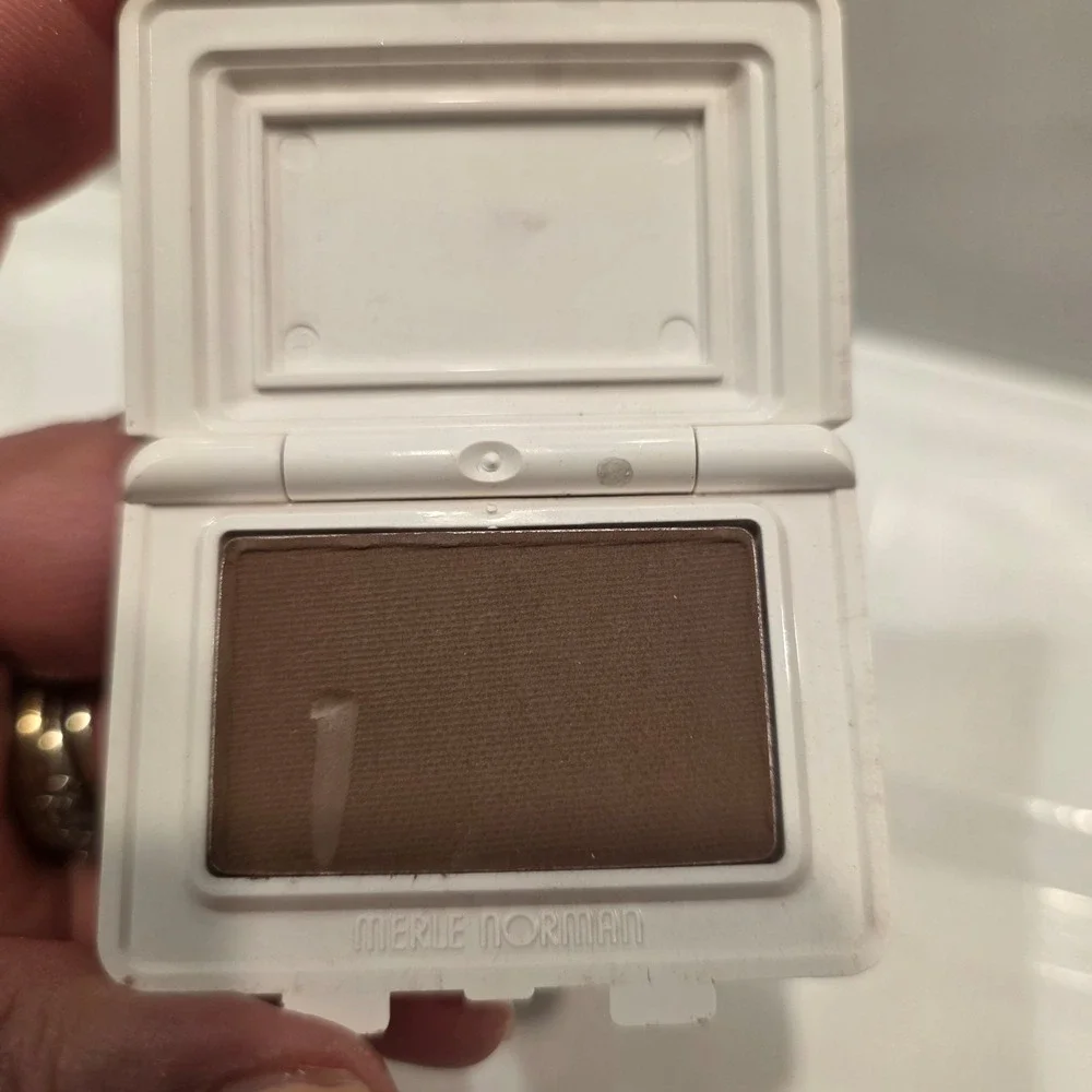 Merle‎ Norman Powder Rich Eyeshadow Cappuccino